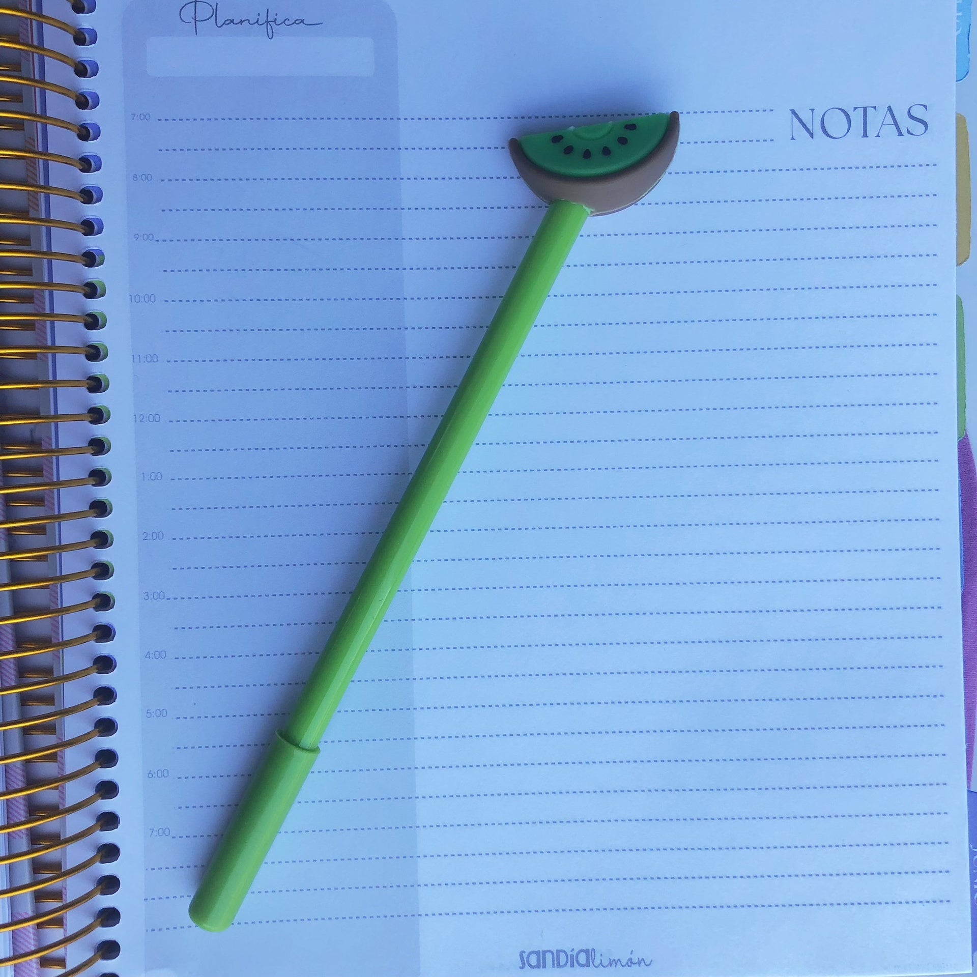 Plumas figuras frutas